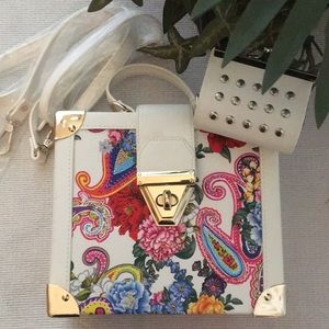 La Je Floral Print Box Handbag